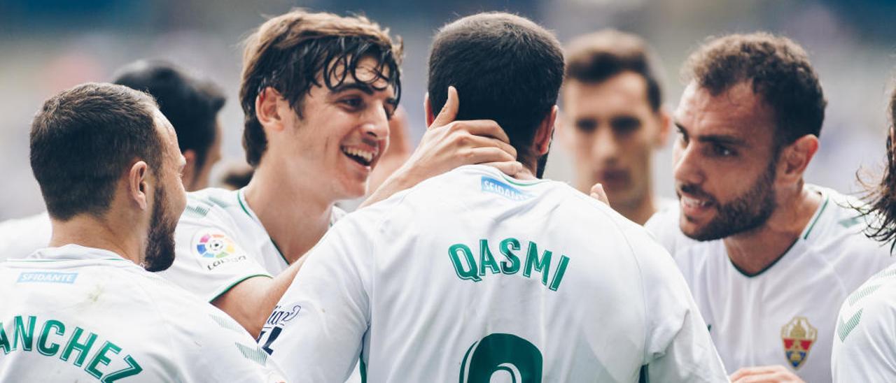 Gonzalo Villar, Gonzalo Verdú, Iván Sánchez y varios compañeros más felicitan a Yacine Qasmi tras marcar un gol.