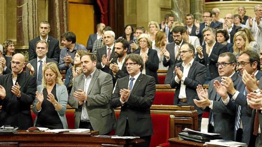 Els diputats de JxS i la CUP aplaudeixen l&#039;aprovació de la convocatòria del referèndum