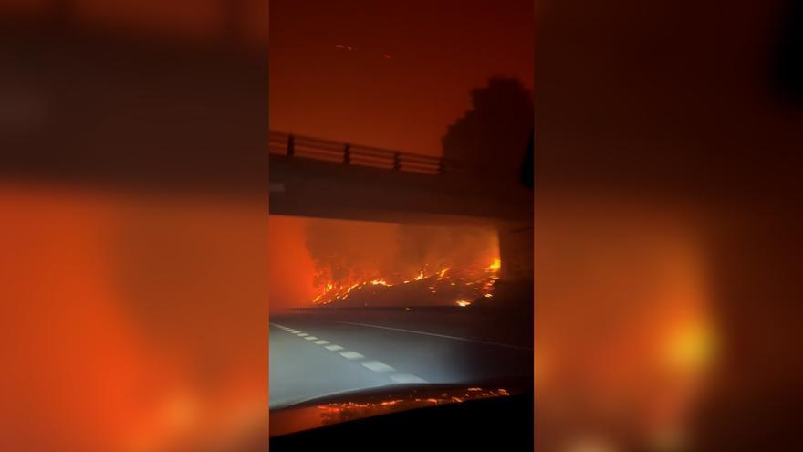 Las llamas llegan a la autovía del Cantábrico y obligan a cerrar el tráfico