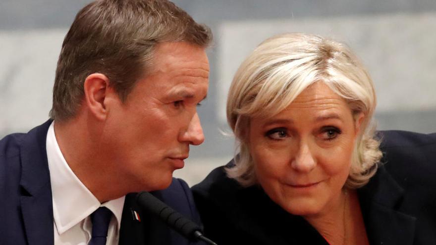 Nicolas Dupont-Dignan, con Le Pen.