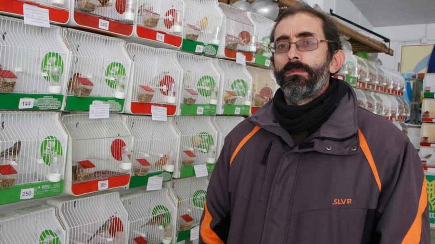 Juan Carlos Bello, con los pájaros del Concurso Ornitológico Provincial.