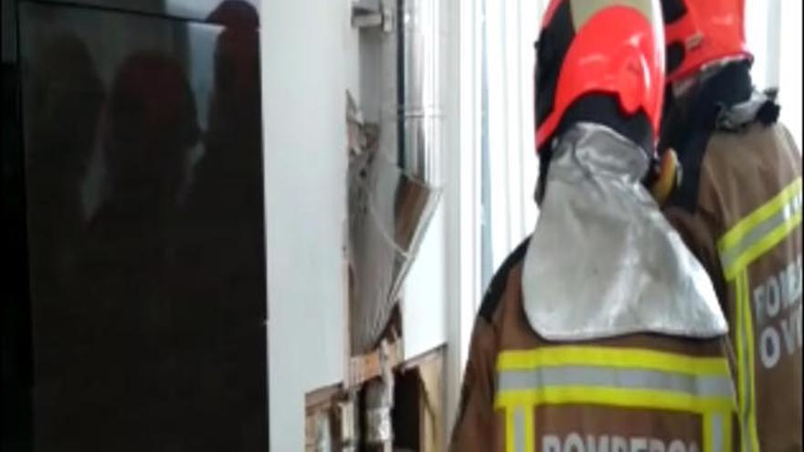 Los bomberos intervienen en el incendio de una chimenea