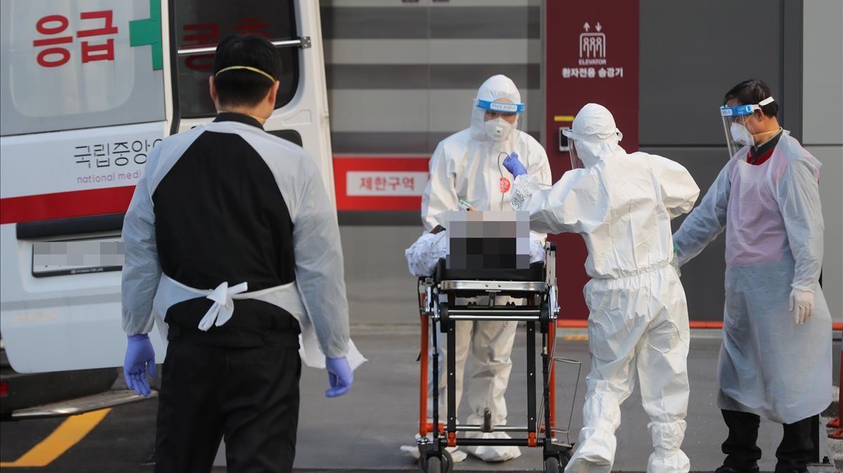 Seoul (Korea  Republic Of)  21 12 2020 - Medical workers clad in protective gear transport a patient infected with coronavirus disease (COVID-19) from an ambulance to a negative-pressure ward at the National Medical Center in Seoul  South Korea  21 December 2020  (Corea del Sur  Seul) EFE EPA YONHAP -- ATTENTION EDITORS  IMAGE PIXELATED AT SOURCE -- SOUTH KOREA OUT