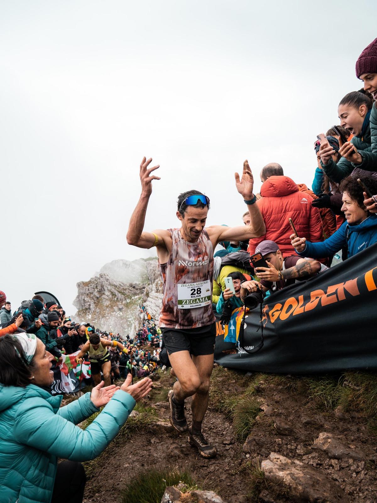 Kilian Jornet animando al público que le devolvía elogios