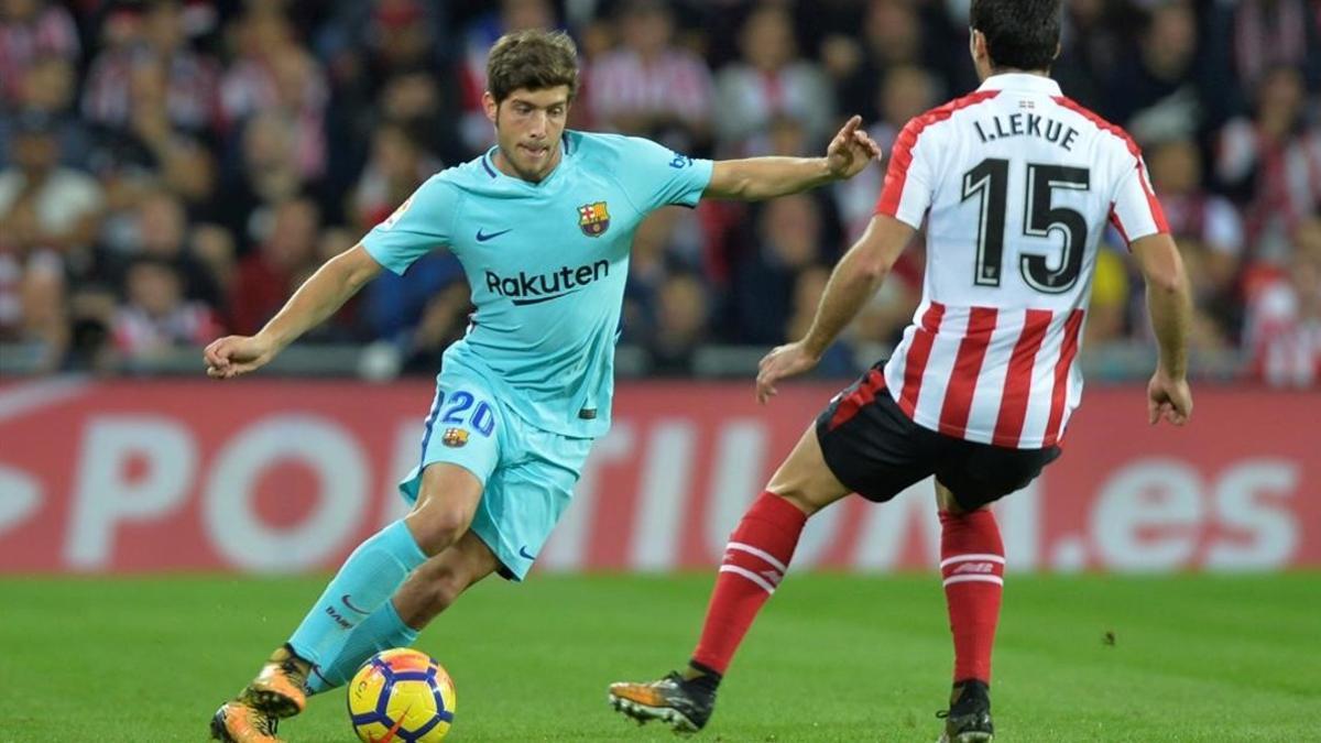 Sergi Roberto controla un balón ante Iñigo Lekue.