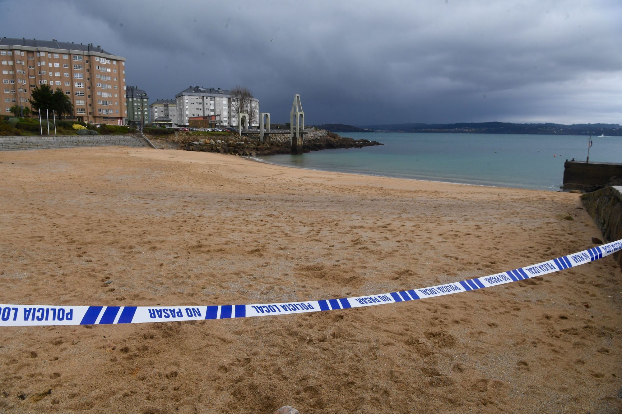 Cierran las playas de A Coruña por una invasión de la medusa carabela portuguesa