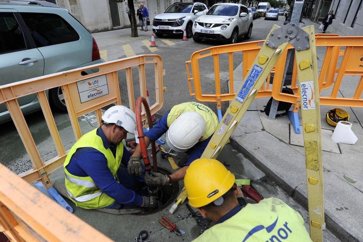 Trabajadores de una empresa eléctrica reparan una avería en Lalín.
