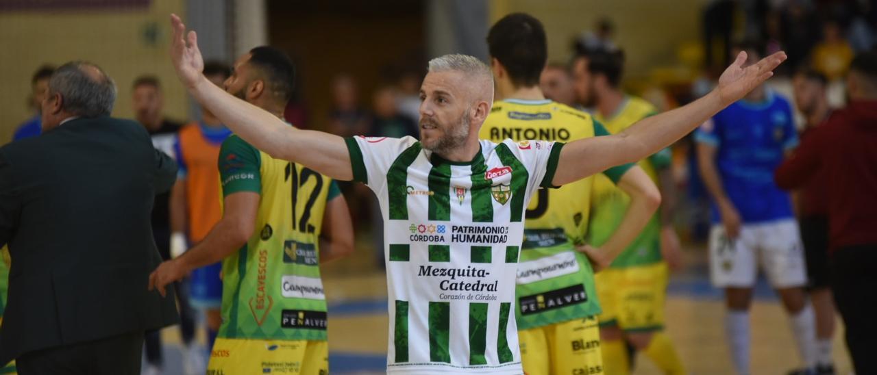 Miguelin celebra la última victoria en casa ante el Jaén.