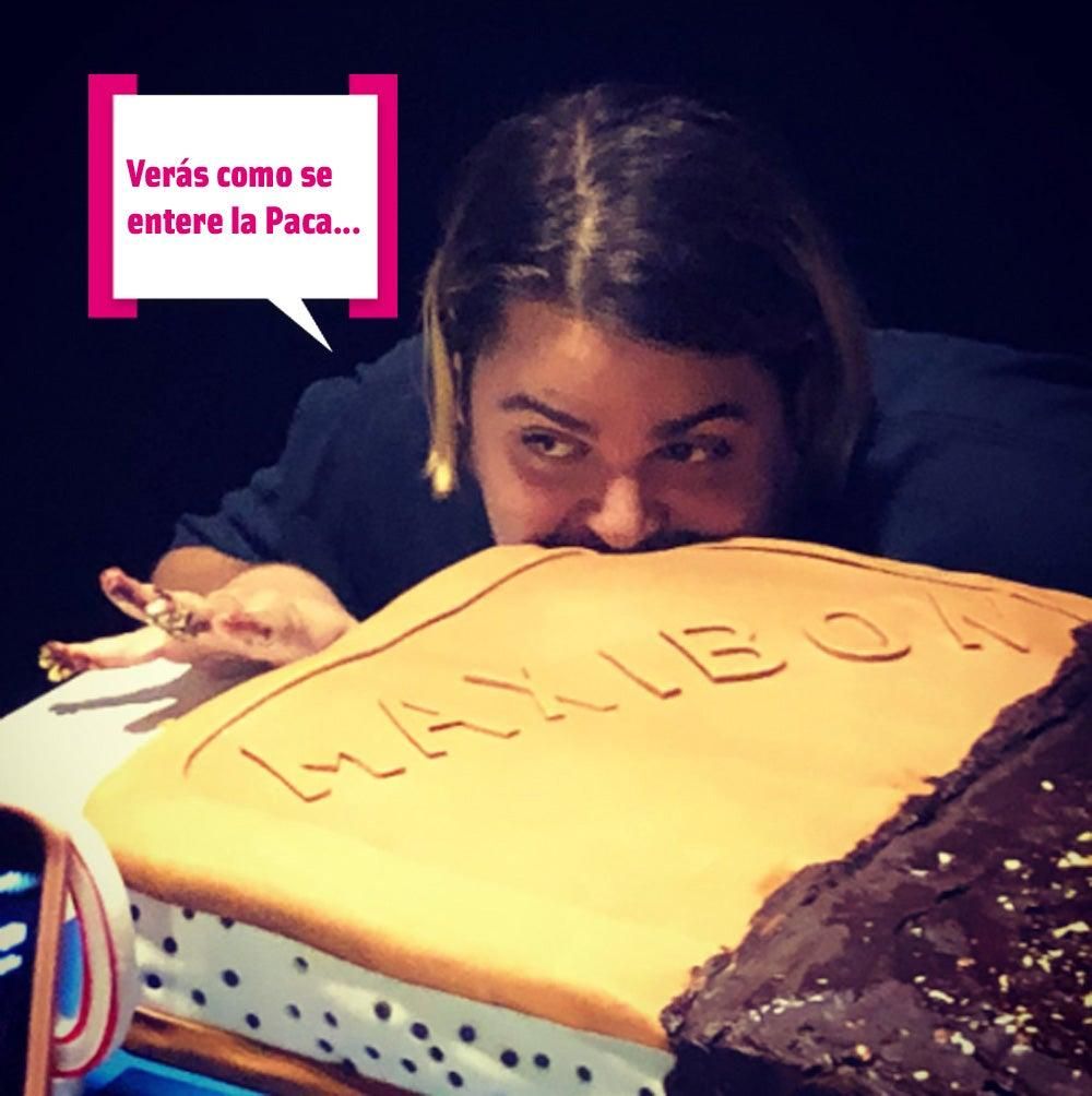 Brays Efe con su 'maxibón' gigante de cumpleaños