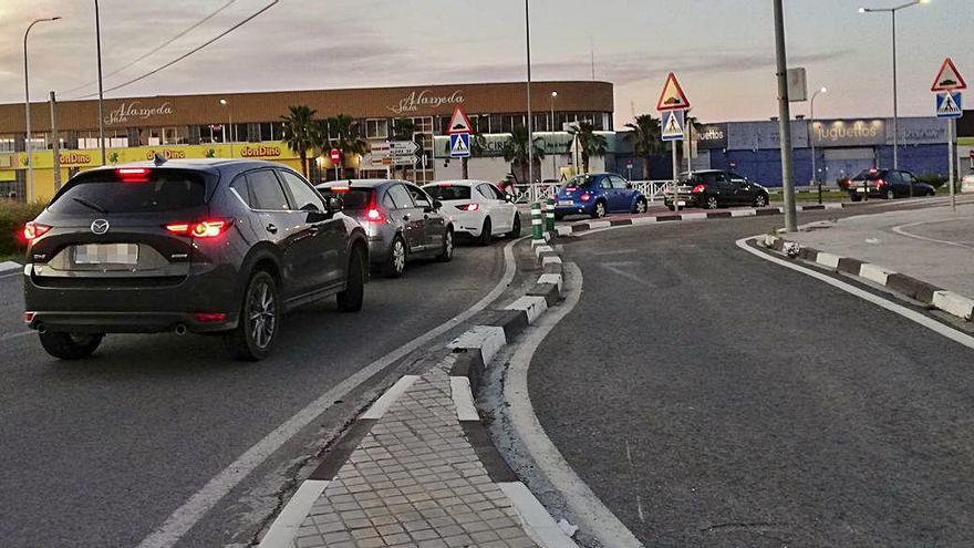 Largas colas para consumir desde el coche en Xàtiva