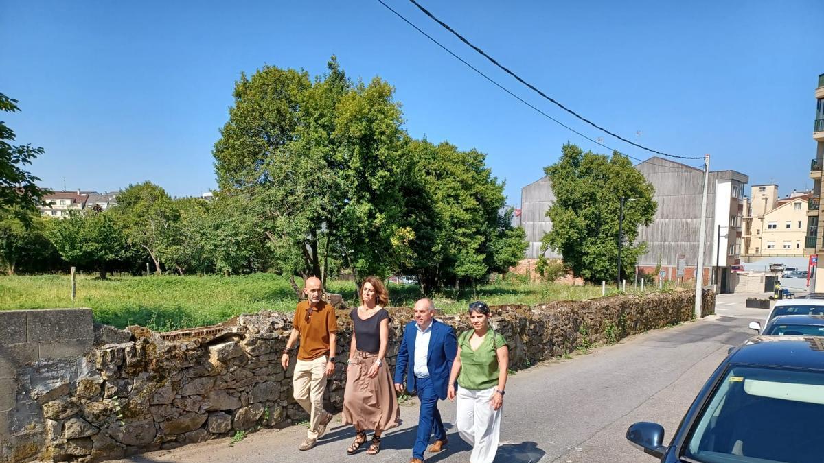 Visita de la Diputación y el Concello a Aquilino Iglesia Alvariño.