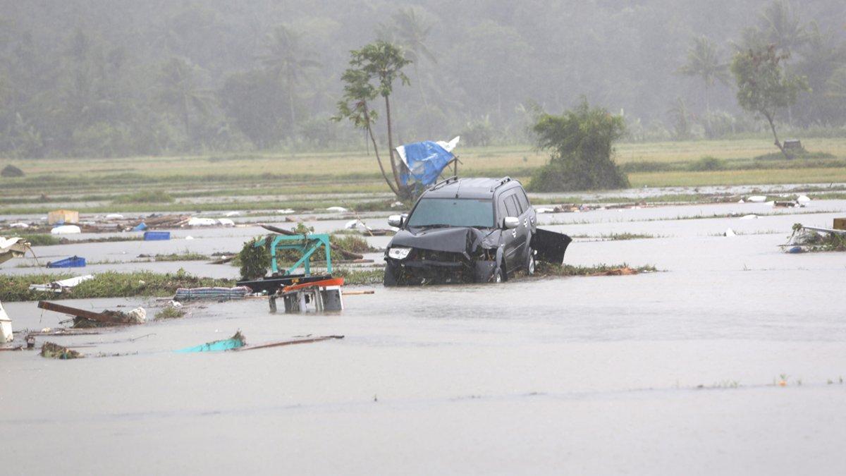 Anyer (Indonesia), 23/12/2018.- A ruined vehicle sits in the water after a tsunami hit Sunda Strait in Anyer, Banten, Indonesia, 23 December 2018. According to the Indonesian National Board for Disaster Management (BNPB), at least 43 people dead and 584 others have been injured after a tsunami hit the coastal regions of the Sunda Strait. EFE/EPA/ADI WEDA