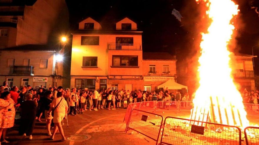 As fogueiras porriñesas foron multitudinarias a pesar de caer a festa en luns. | // D.P.