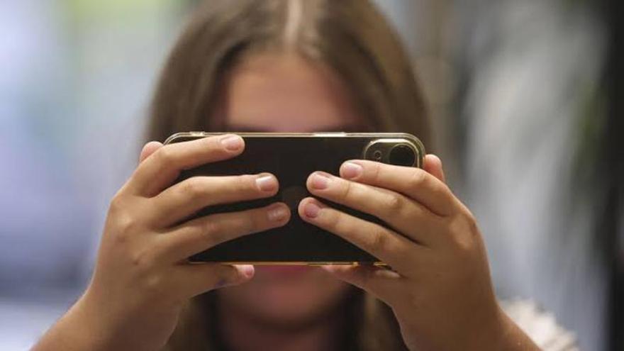 ¿Podrán los menores de 16 años usar redes sociales? La ley vuelve al Congreso