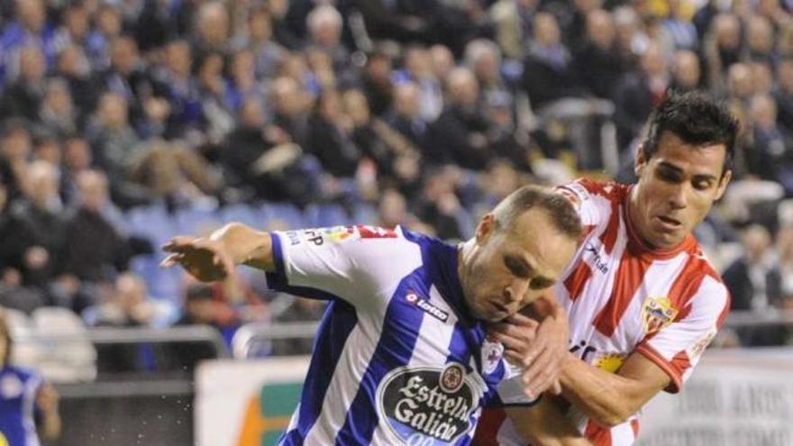 Laure protege el balón ante un jugador del Almería durante el encuentro en Riazor. / fran martínez