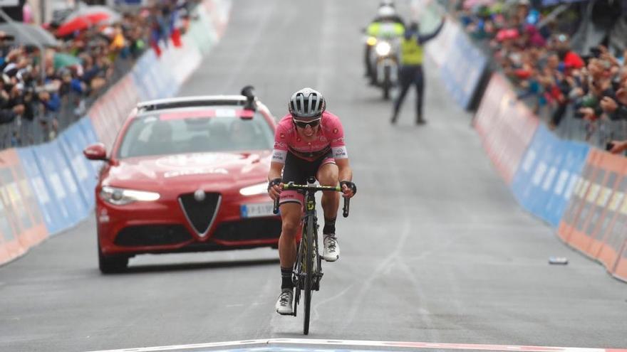 El Giro se entrega a la fortaleza de Simon Yates