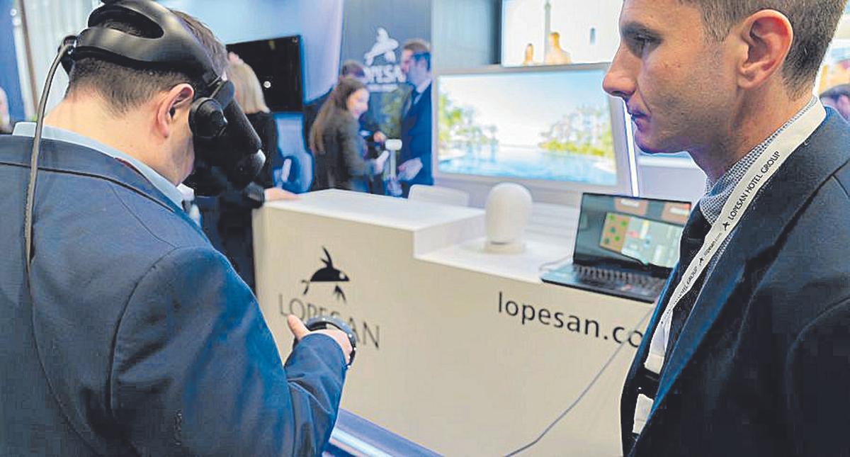 Una persona prueba el proyecto Guest Intelligence, en Fitur.