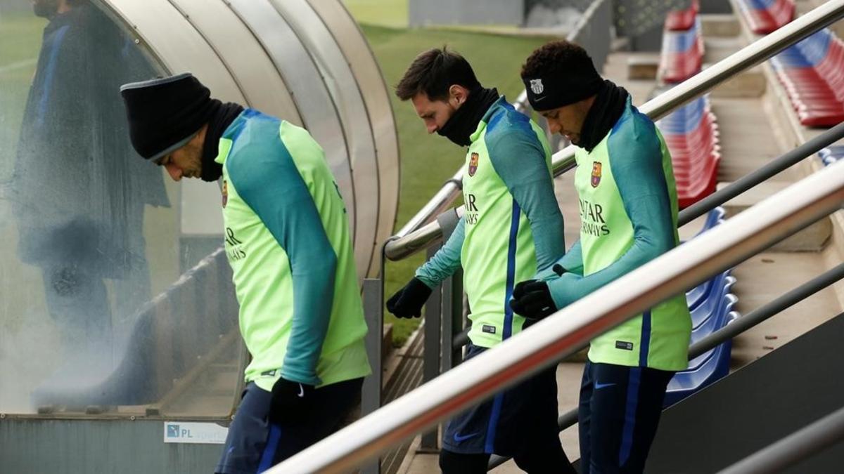 Suárez, Messi y Neymar, antes de iniciar el entrenamiento previo a la vuelta copera con el Athletic.