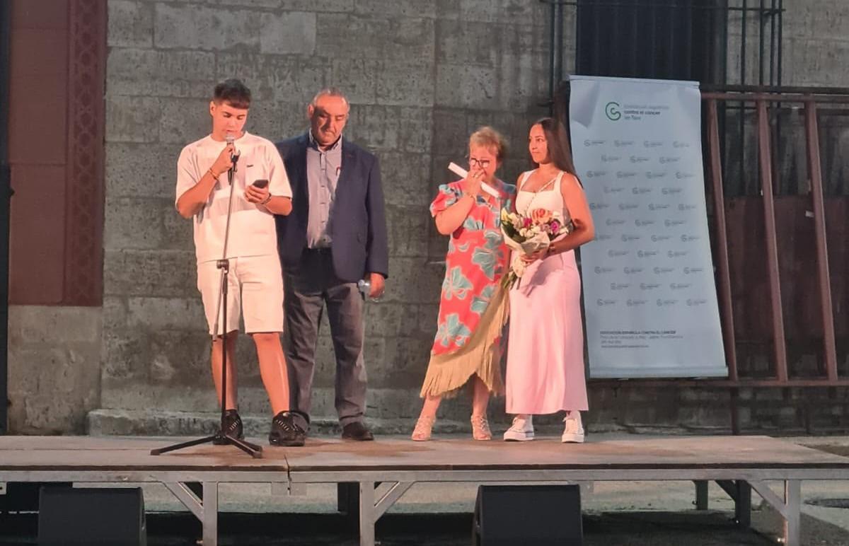 El alcalde, Luis Segovia (segundo por la izquierda) participa con vecinos en un homenaje dentro del festival.