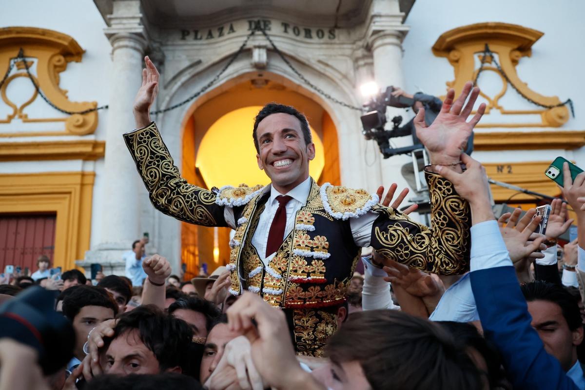 David de Miranda sale a hombros por la Puerta del Príncipe.