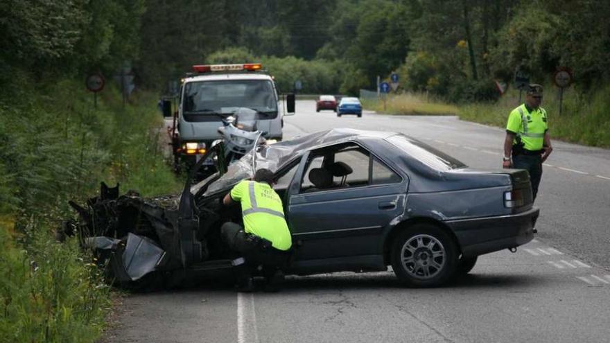 Imagen del vehículo accidentado, ayer, en la carretera A Estrada-Forcarei. // Bernabé/Luismy