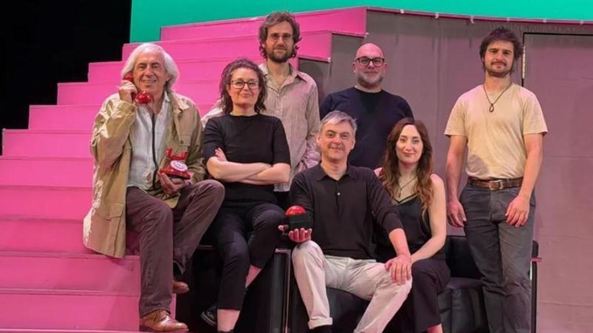 Parte del equipo de la obra y el director del Principal.