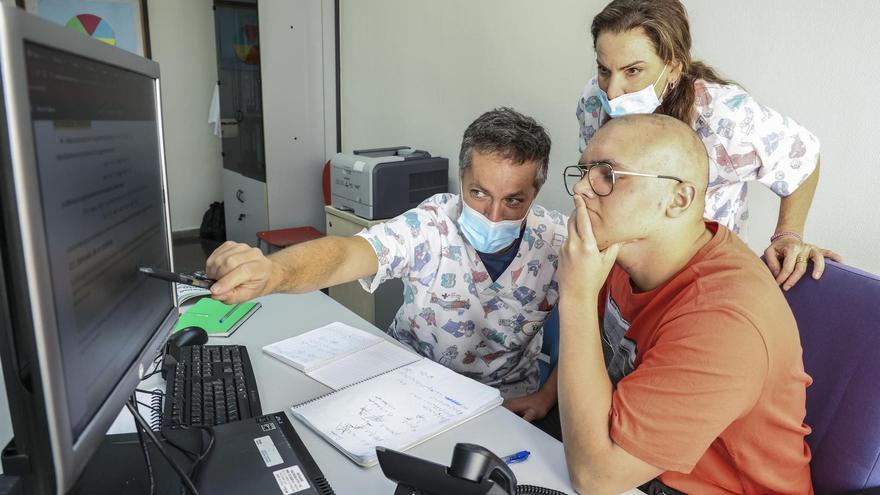 Los adolescentes de Oncología y Cirugía de Alicante ya tienen aula propia de Secundaria
