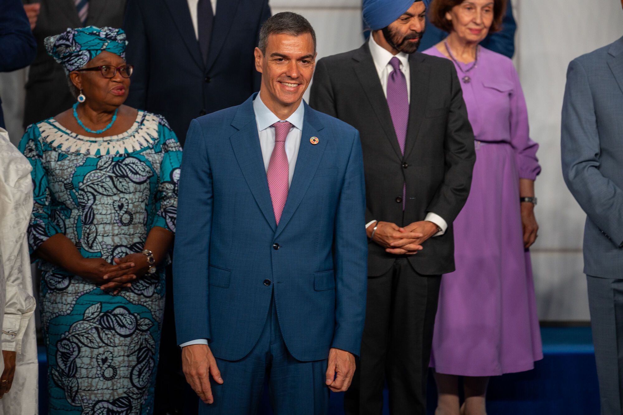 El presidente del gobierno, Pedro Sánchez durante la foto de familia tras la recepción de los mandatarios . A 30 de junio de 2025 en Sevilla, Andalucía (España). En el Palacio de Congresos y Exposiciones de Sevilla (FIBES) ha tenido lugar la foto oficial con los jefes de Estado y de Gobierno que participan en la IV Conferencia Internacional sobre la Financiación para el Desarrollo de la ONU. En este acto institucional, se da la bienvenida a los mandatarios que intervienen en esta cumbre global centrada en los retos económicos y financieros del desarrollo sostenible. 30 JUNIO 2025 Francisco J. Olmo / Europa Press 30/06/2025. PEDRO SÁNCHEZ PÉREZ-CASTEJÓN;Francisco J. Olmo;