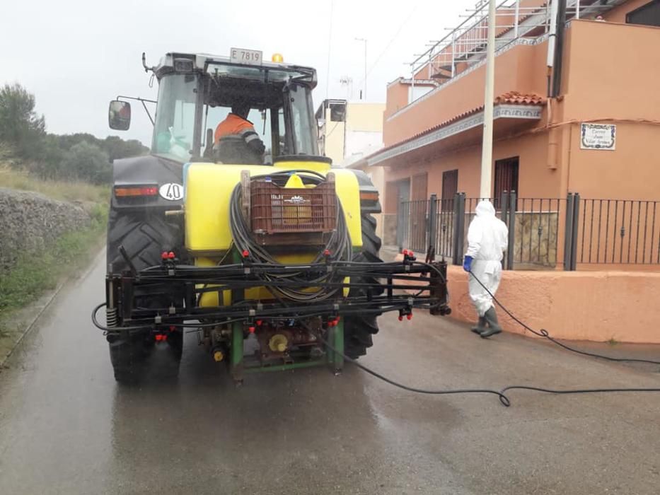 Los tractores se suman a la limpieza de Manises