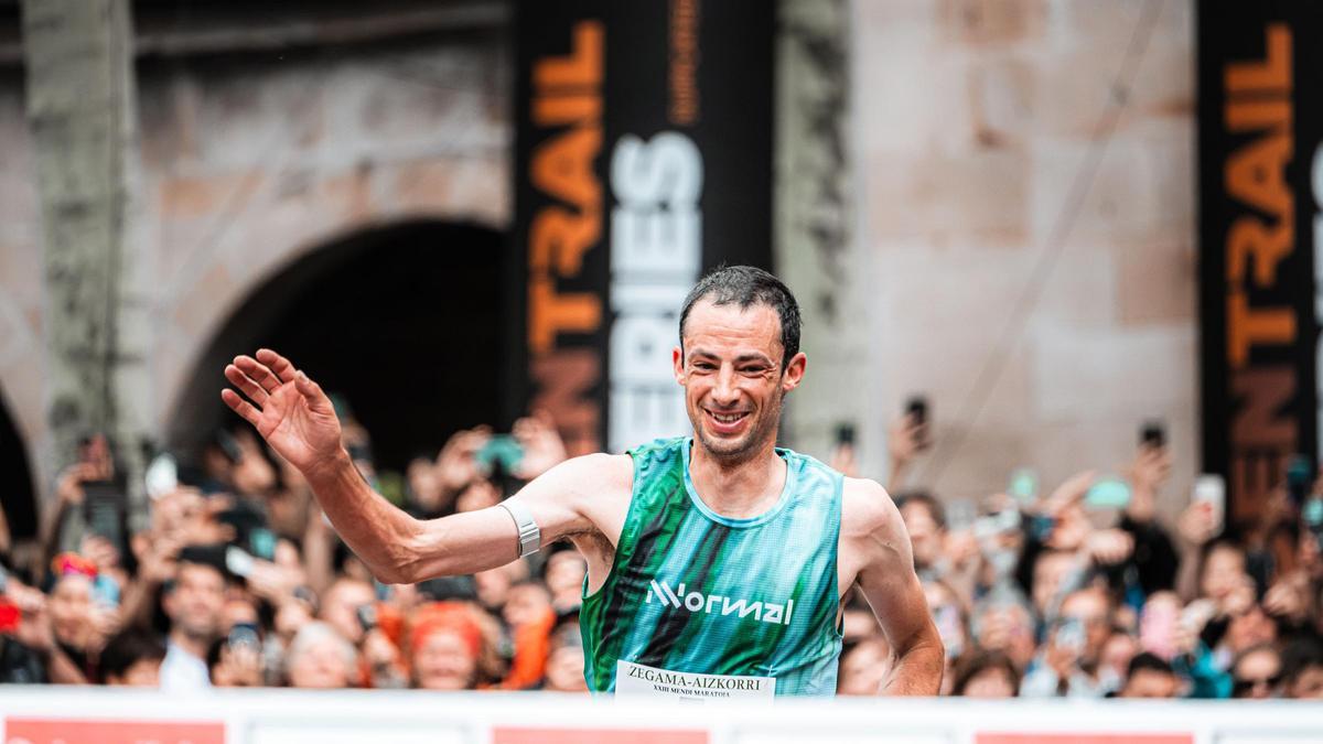 Kilian Jornet entrando en meta como vencedor de la edición 2024 de la Zegama - Aizkorri