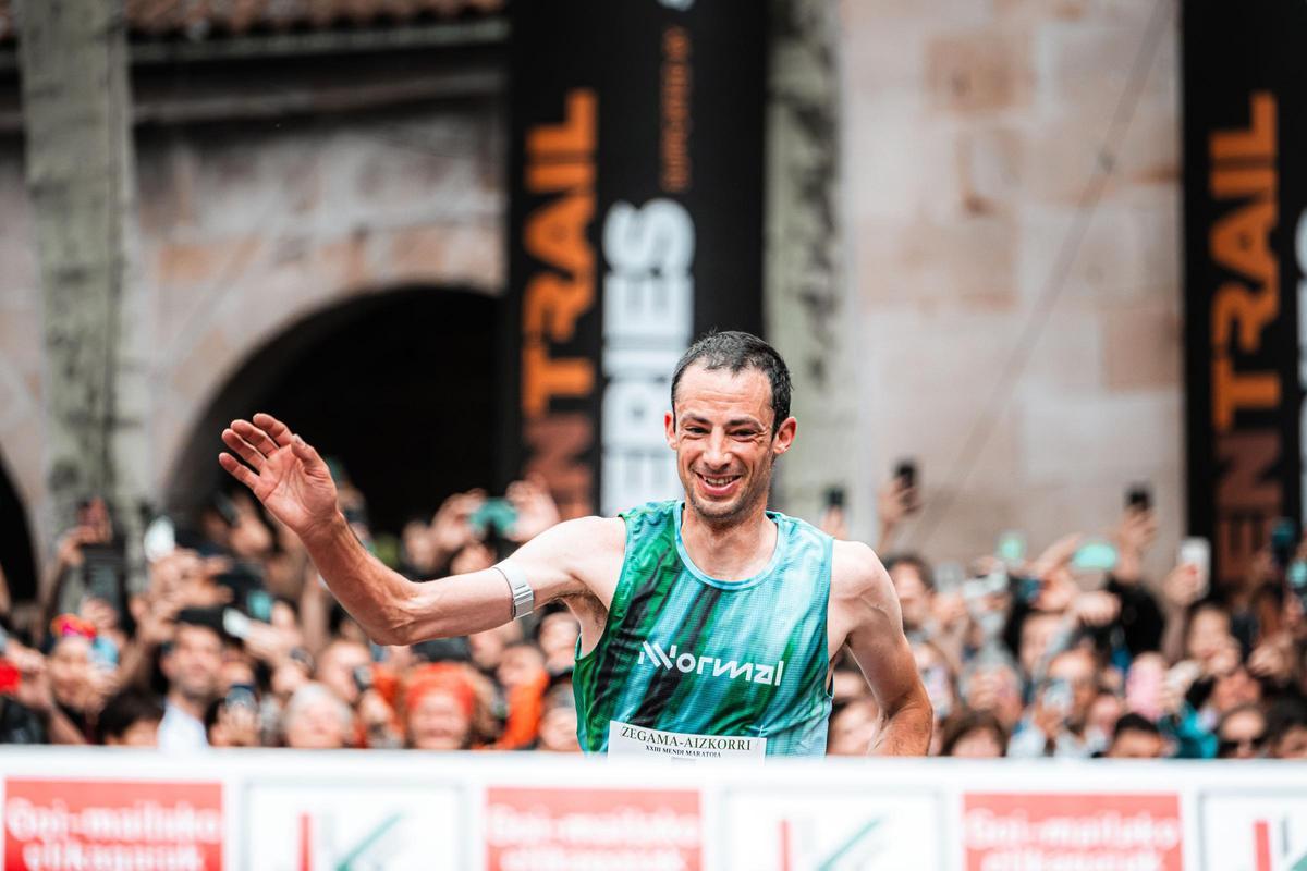 Kilian Jornet entrando en meta como vencedor de la edición 2024 de la Zegama - Aizkorri