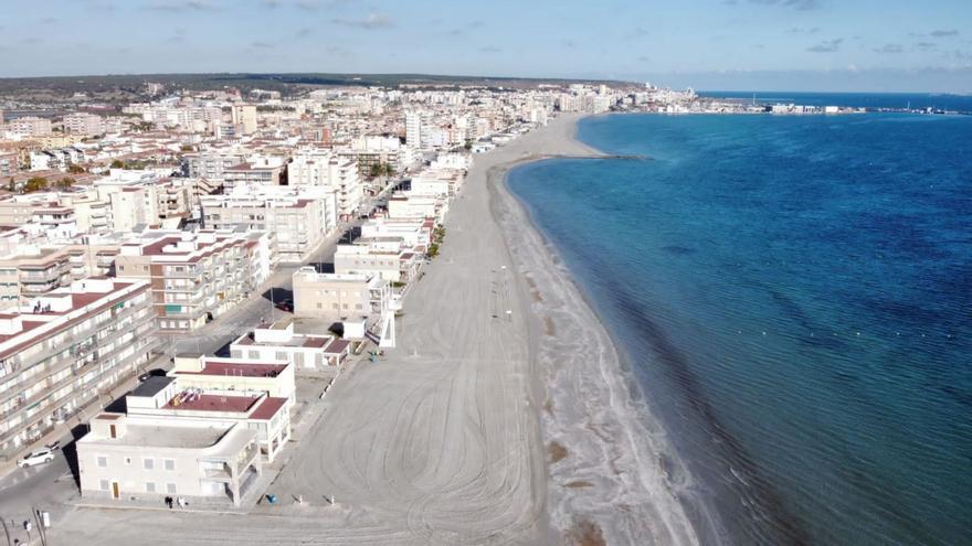 Santa Pola gana casi 7 metros en Playa Lisa con la arena acumulada durante meses