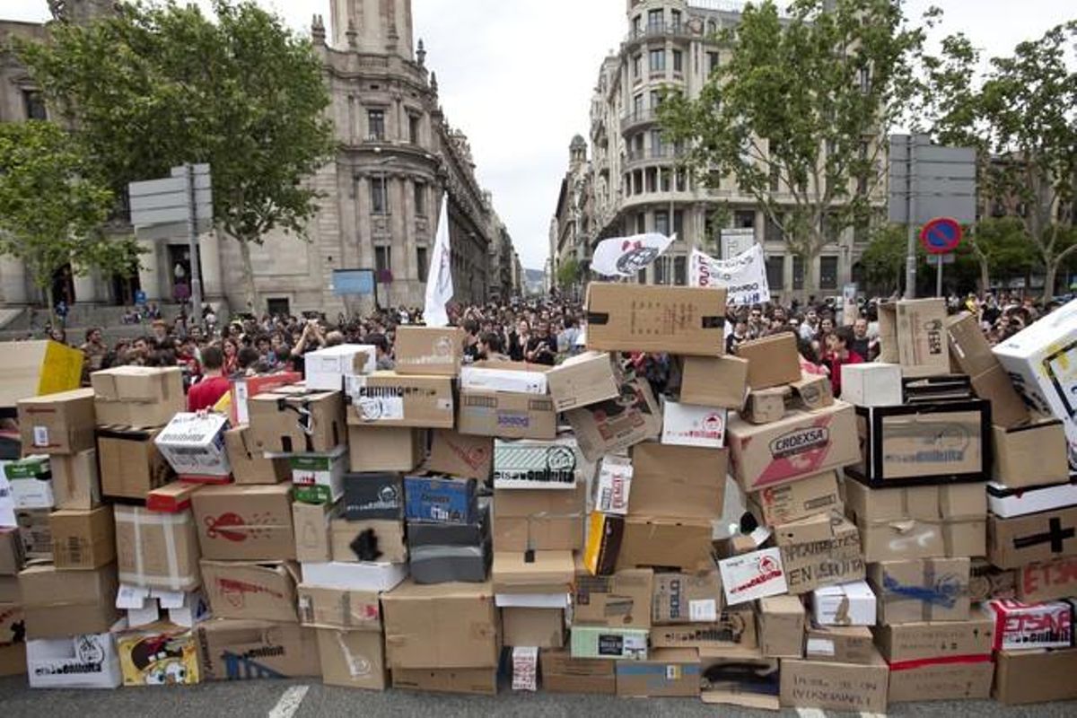 Barricada amb caixes de cartró feta pels manifestants de la vaga d’educació del 22-M.