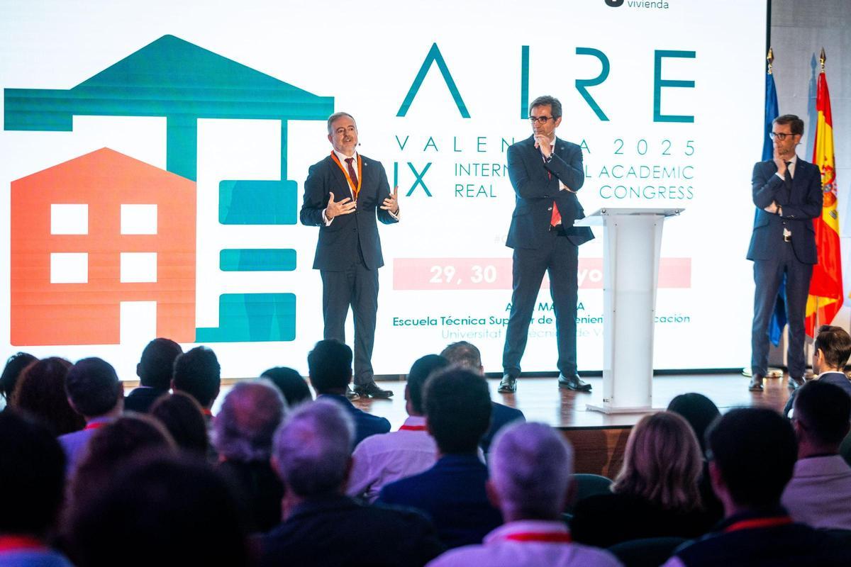 Fernando Cos Gayón, director de la Cátedra de la Vivienda de la UPV, durante la jornada inmobiliaria de ayer.