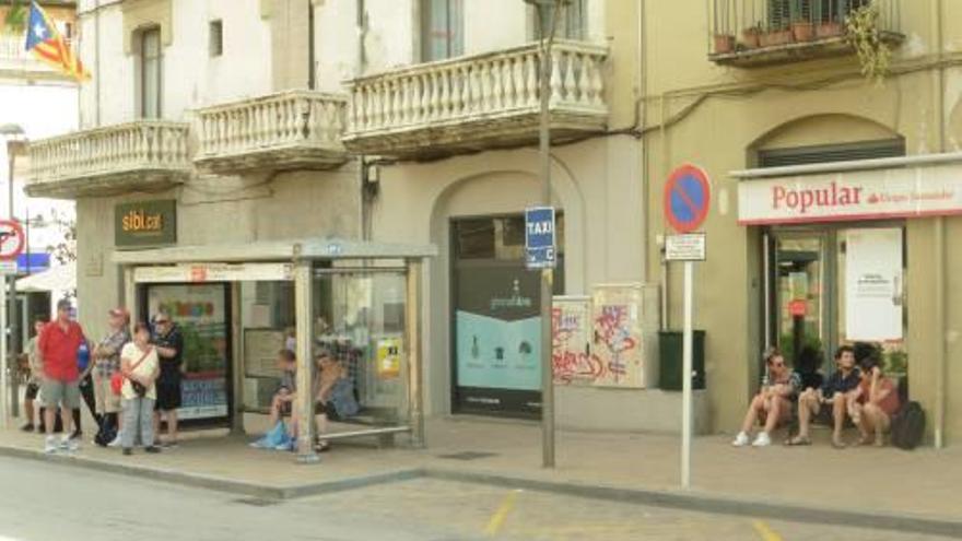 La parada de l&#039;autobús ahir a la tarda plena de gent.