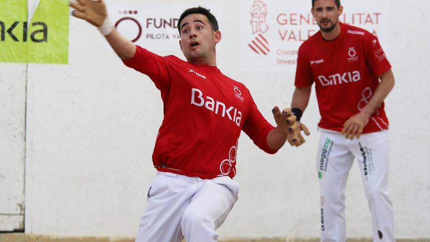 Jesús colpeja de volea en un moment de la partida disputada ahir a Massamagrell.