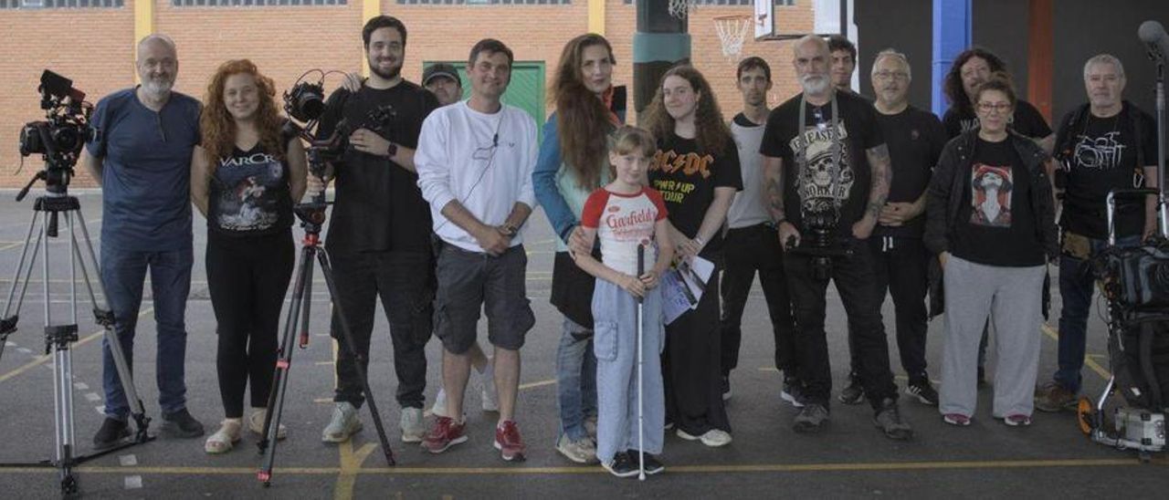 El equipo de "En la cresta de la ola", con Ana López Martín en el centro, durante uno de los días de rodaje en Avilés.