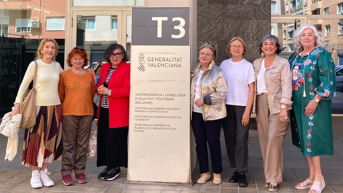 Siete de las representantes feministas que se reunieron el martes con la vicepresidenta Susana Camarero.