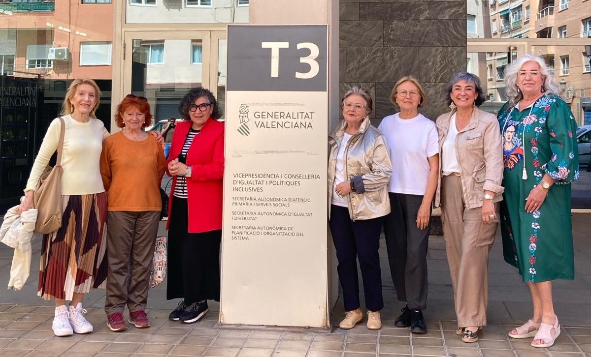 Siete de las representantes feministas que se reunieron el martes con la vicepresidenta Susana Camarero.