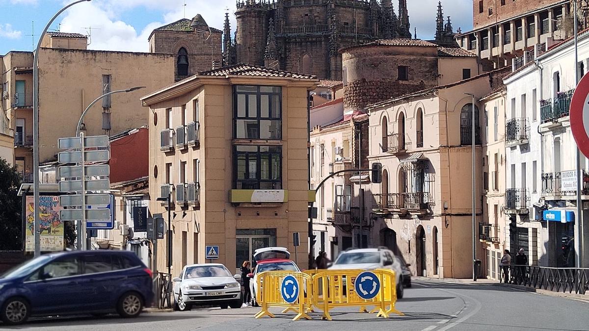 El fallo de tres semáforos obliga a improvisar una rotonda en la puerta Talavera de Plasencia.