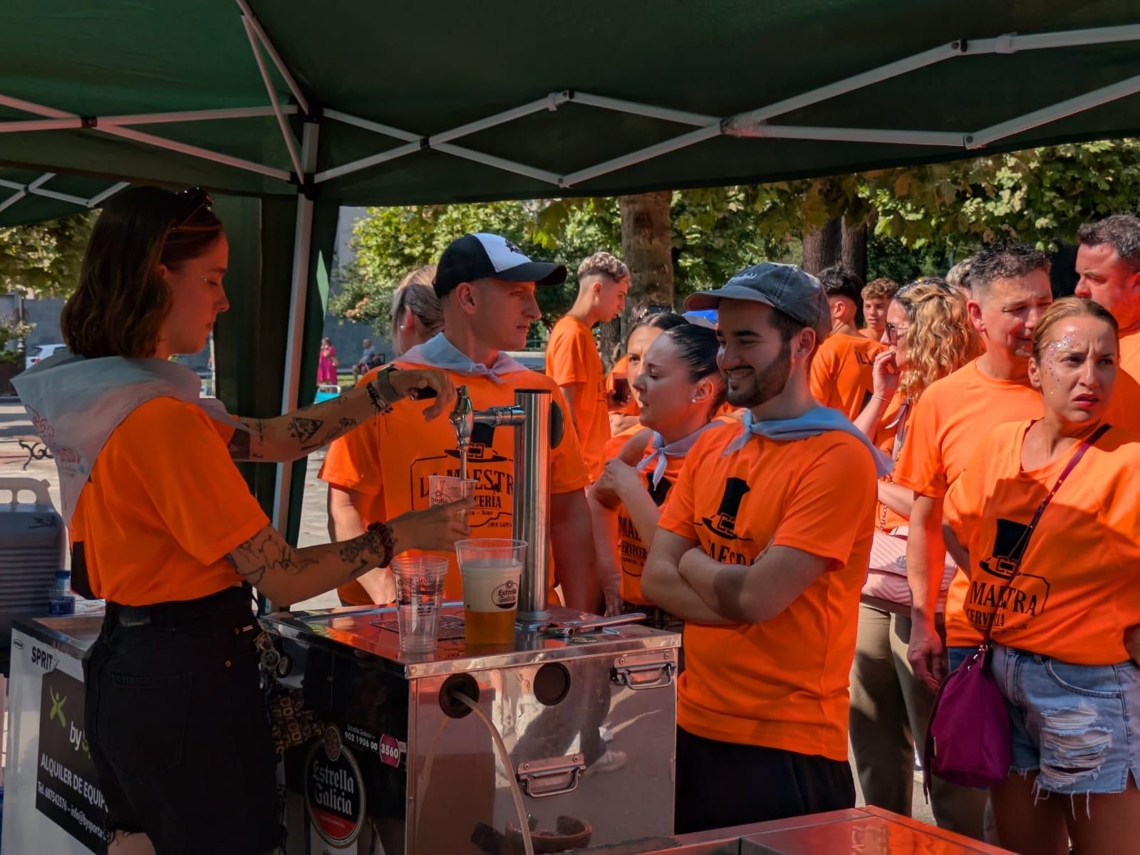 Jira y reparto del bollo en las fiestas de Santiago en Sama de Langreo
