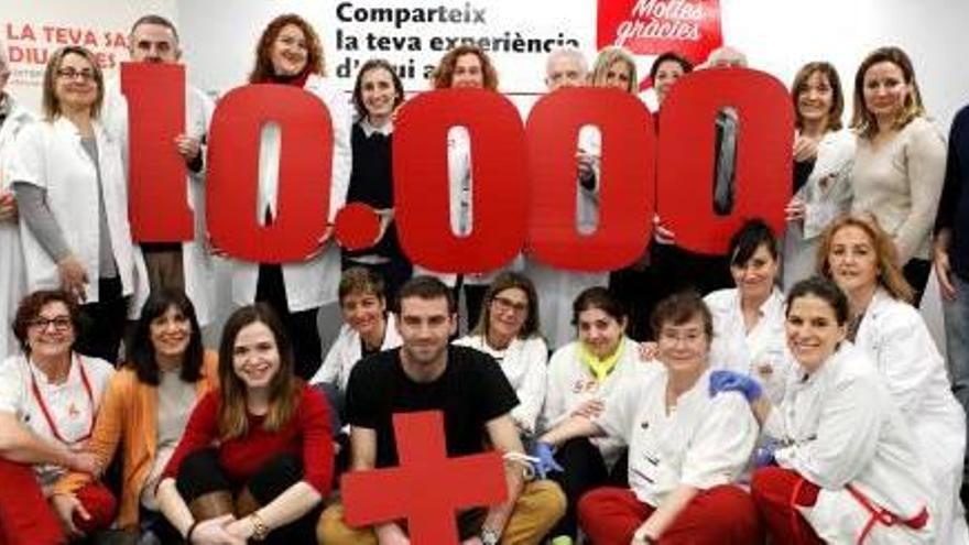 Donants i professionals de l&#039;hospital Clínic celebrant les 10.000 donacions, ahir al matí.