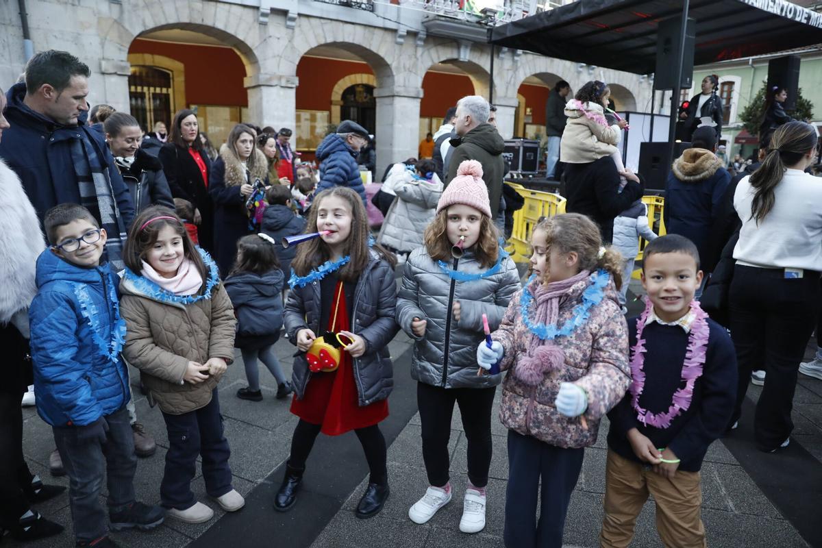 Las familias de Mieres, disfrutando de la Nochevieja Infantil.
