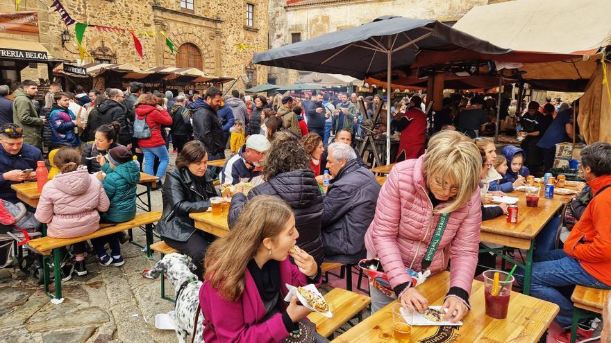 El Mercado Medieval llena las calles de Cáceres y satura la restauración