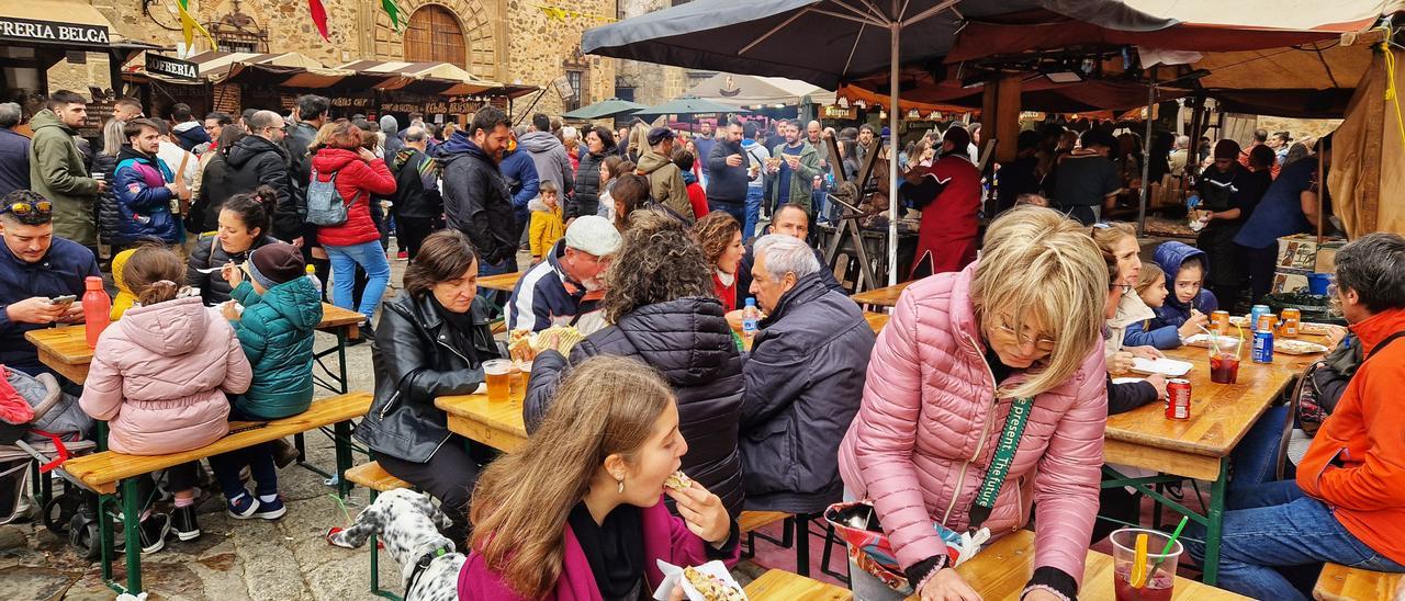 Una imagel del Mercado Medieval de las Tres Culturas en Cáceres, lleno de público.