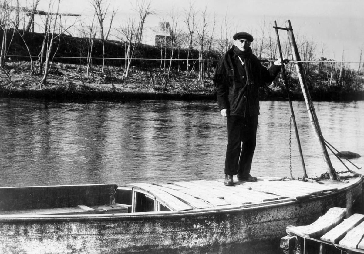 "Veristo" sobre la seva barca, que va connectar Bescanó i Sant Gregori pel Ter fins al 1975