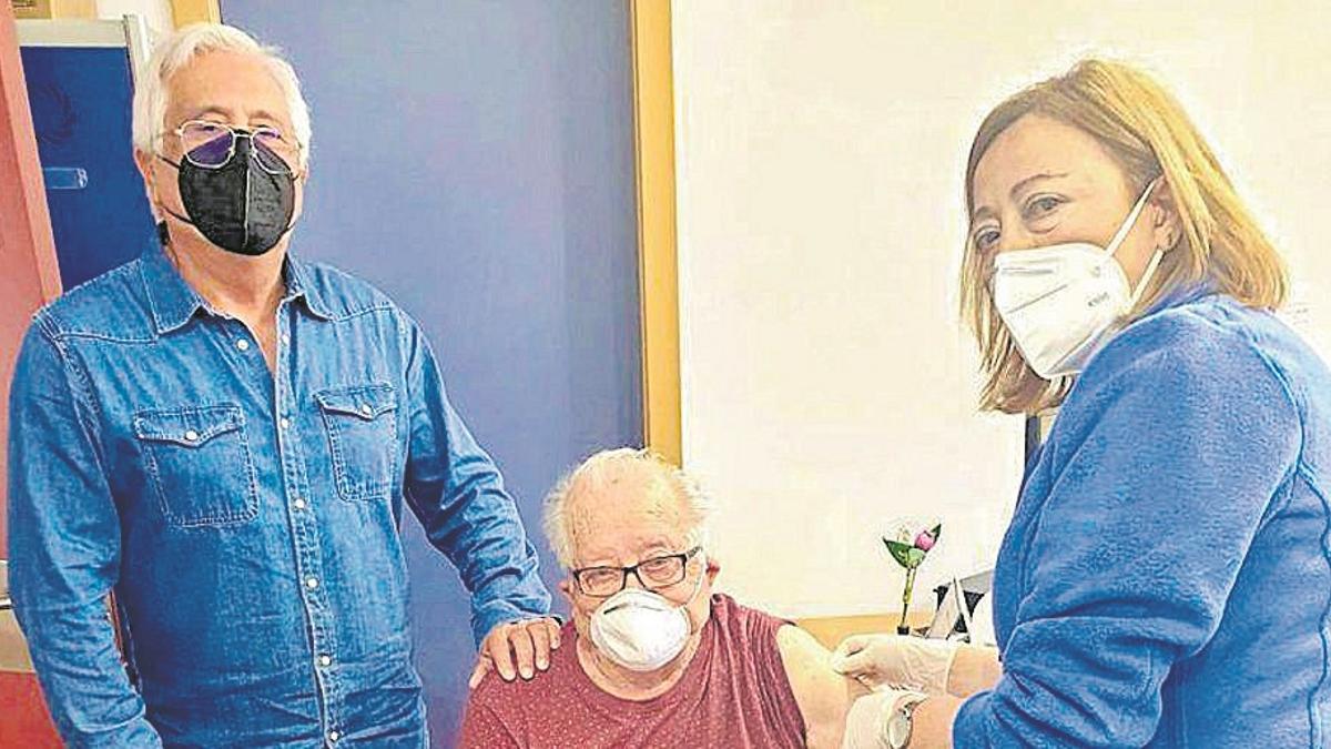 Rotglà vacuna a los diez vecinos de más de 90 años
