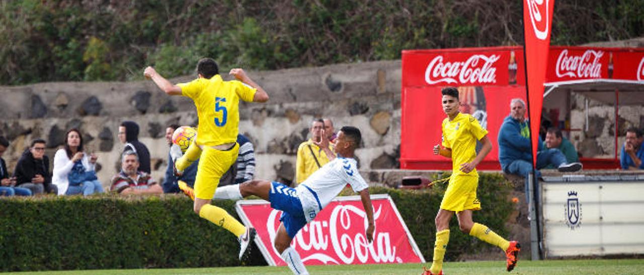 Un momento del partido que disputaron los cadetes del CD Tenerife y UD Las Palmas.