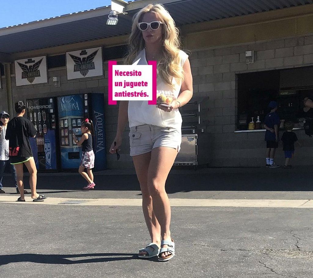 Britney Spears viniendo de por comida con gafas de sol