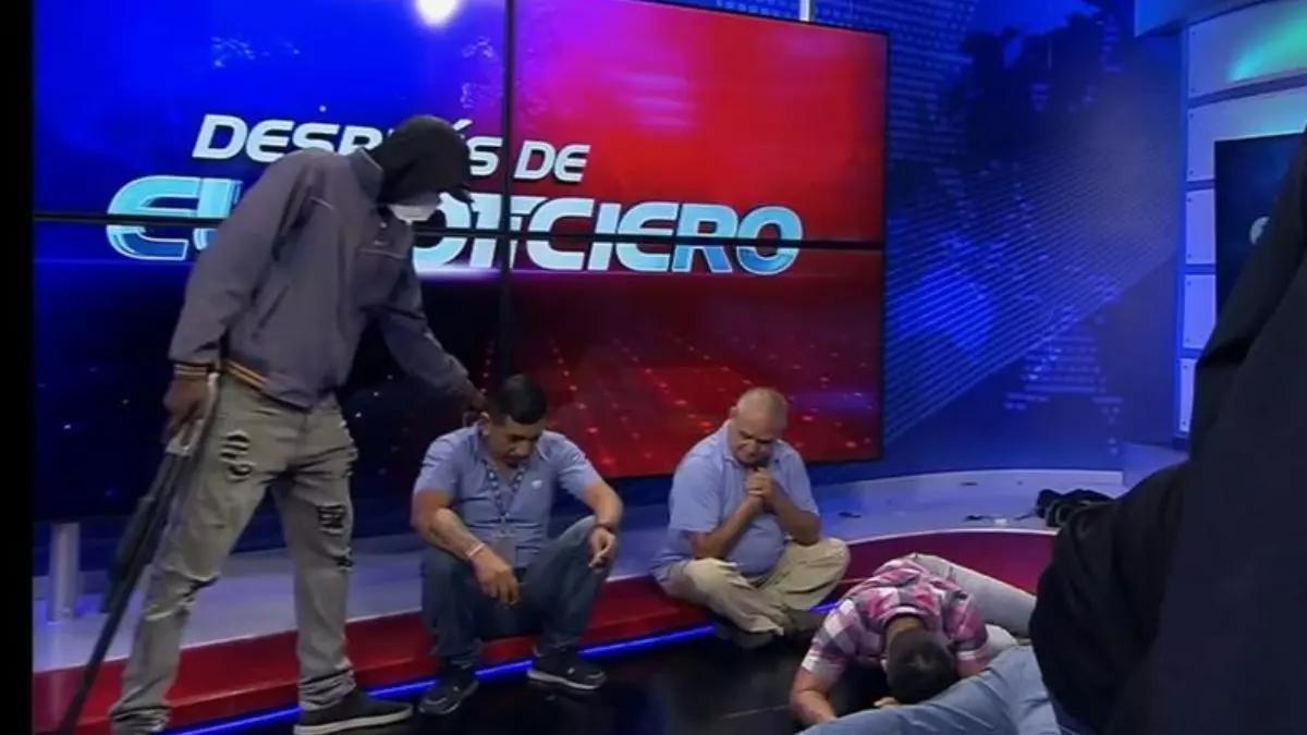 Encaputxats armats prenen una emissora de televisió a l'Equador
